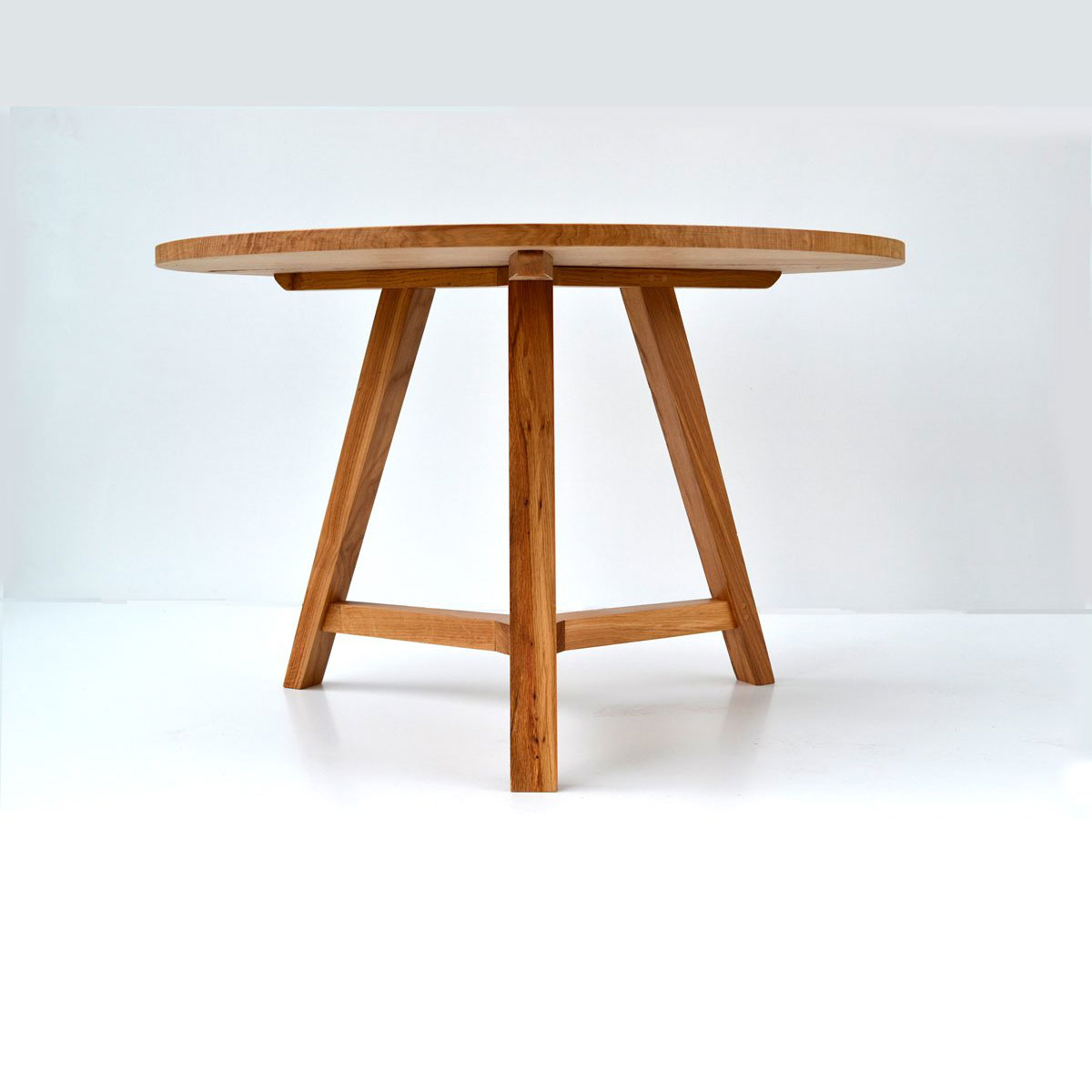 A round oak kitchen table