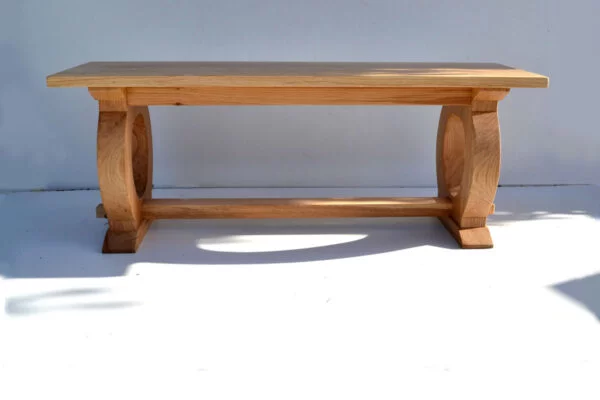 Dining bench with curved legs