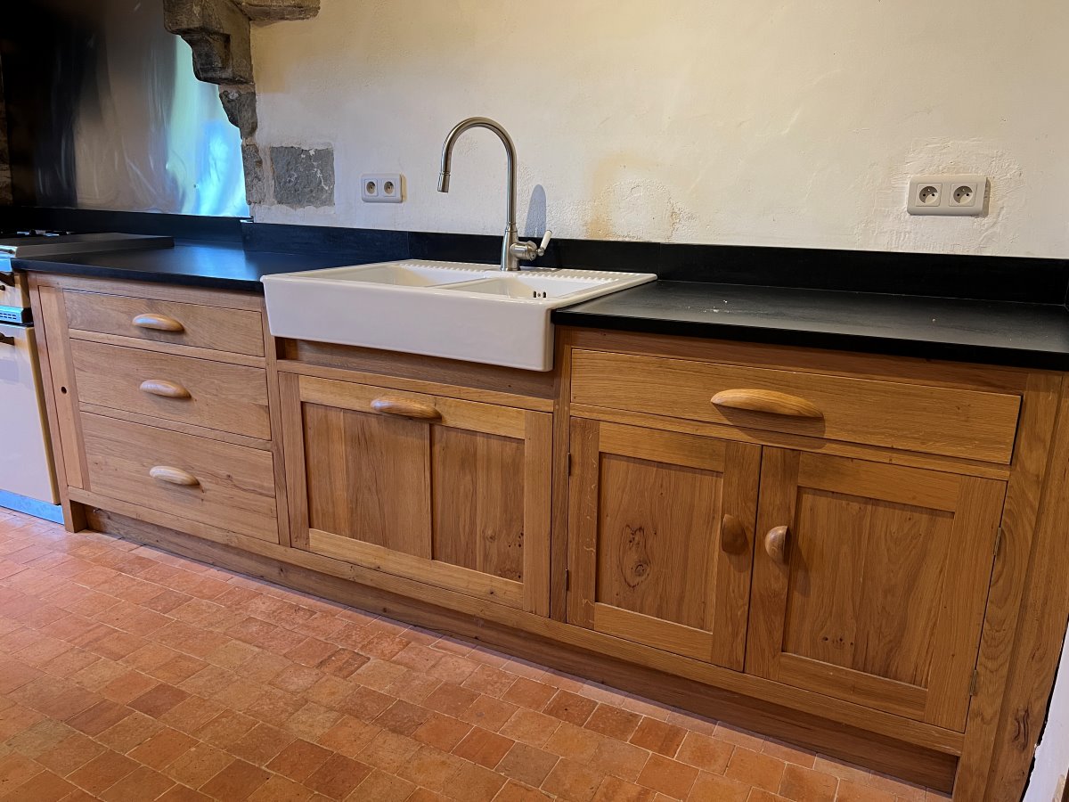 Oak kitchen unit with deep drawers and belfast sink